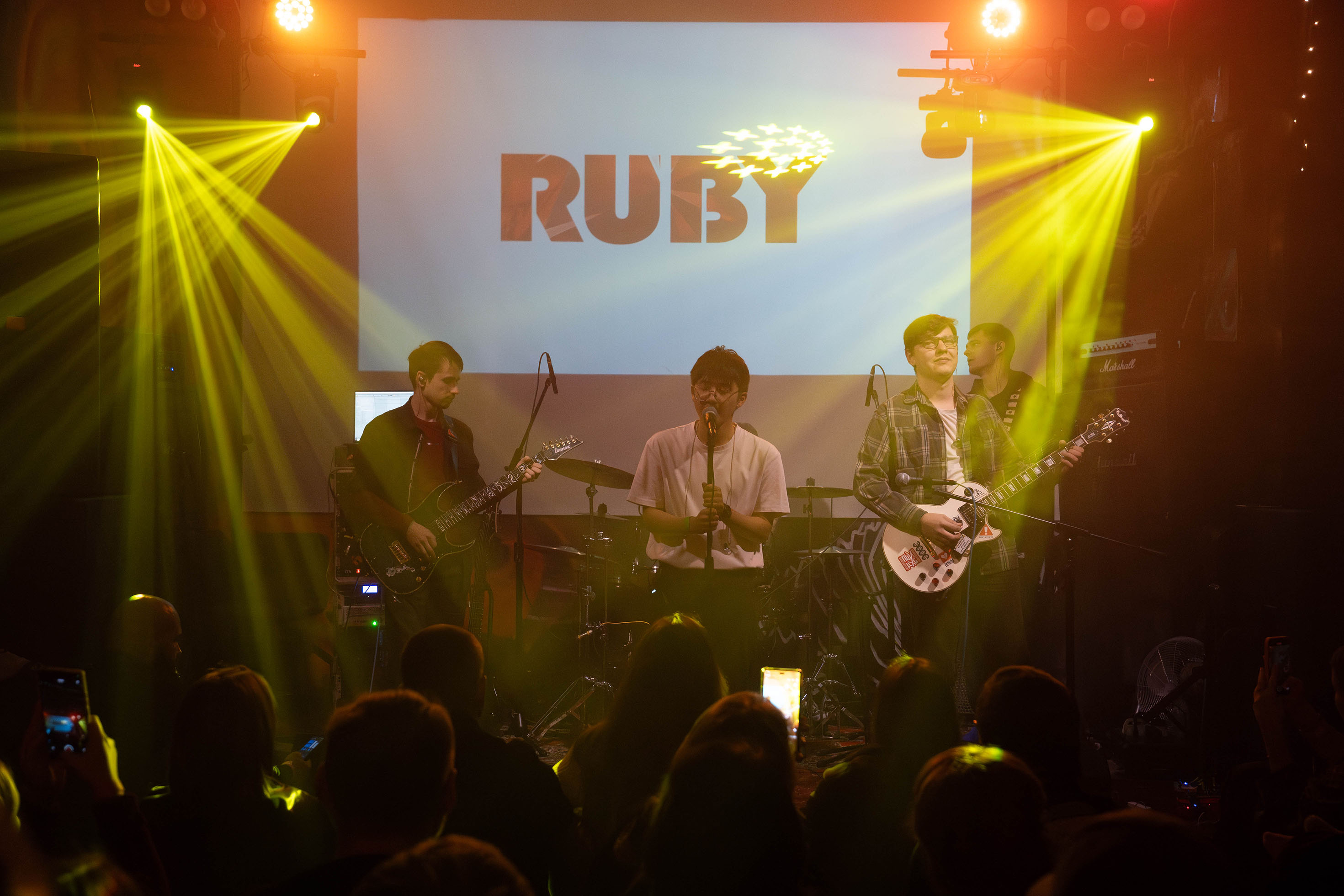 RUBY на сцене в свете прожекторов